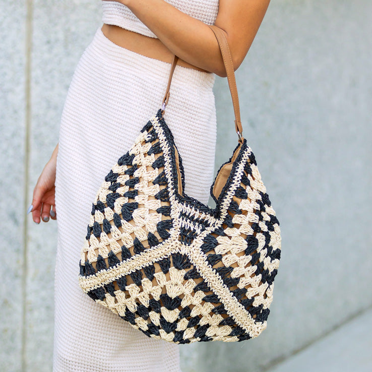 Woven straw shoulder bag with Vegan leather fixed strap and magnetic clasp closure in multi color