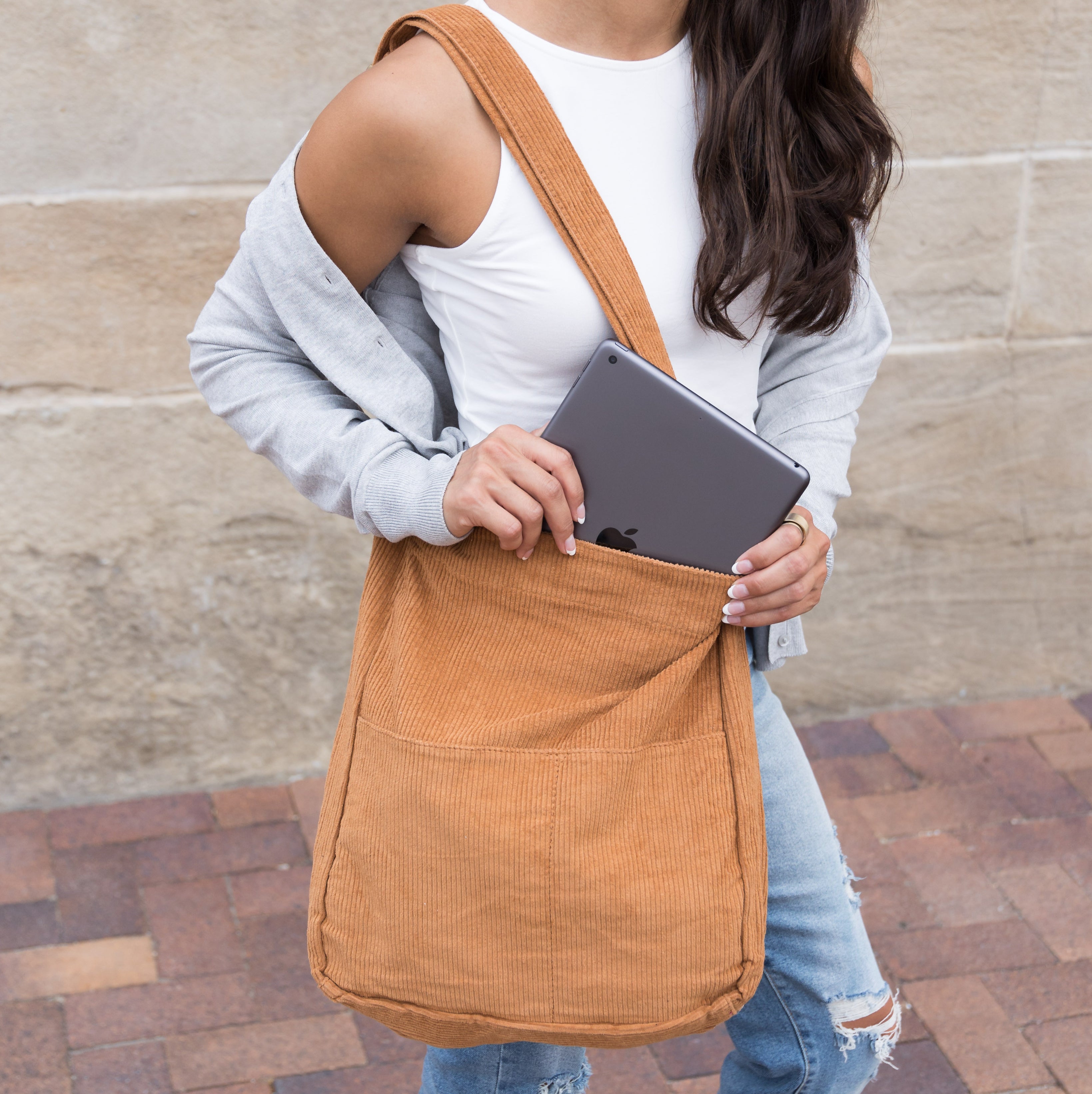 AVAH-corduroy tote bag with adjustable shoulder strap and exterior pockets in camel