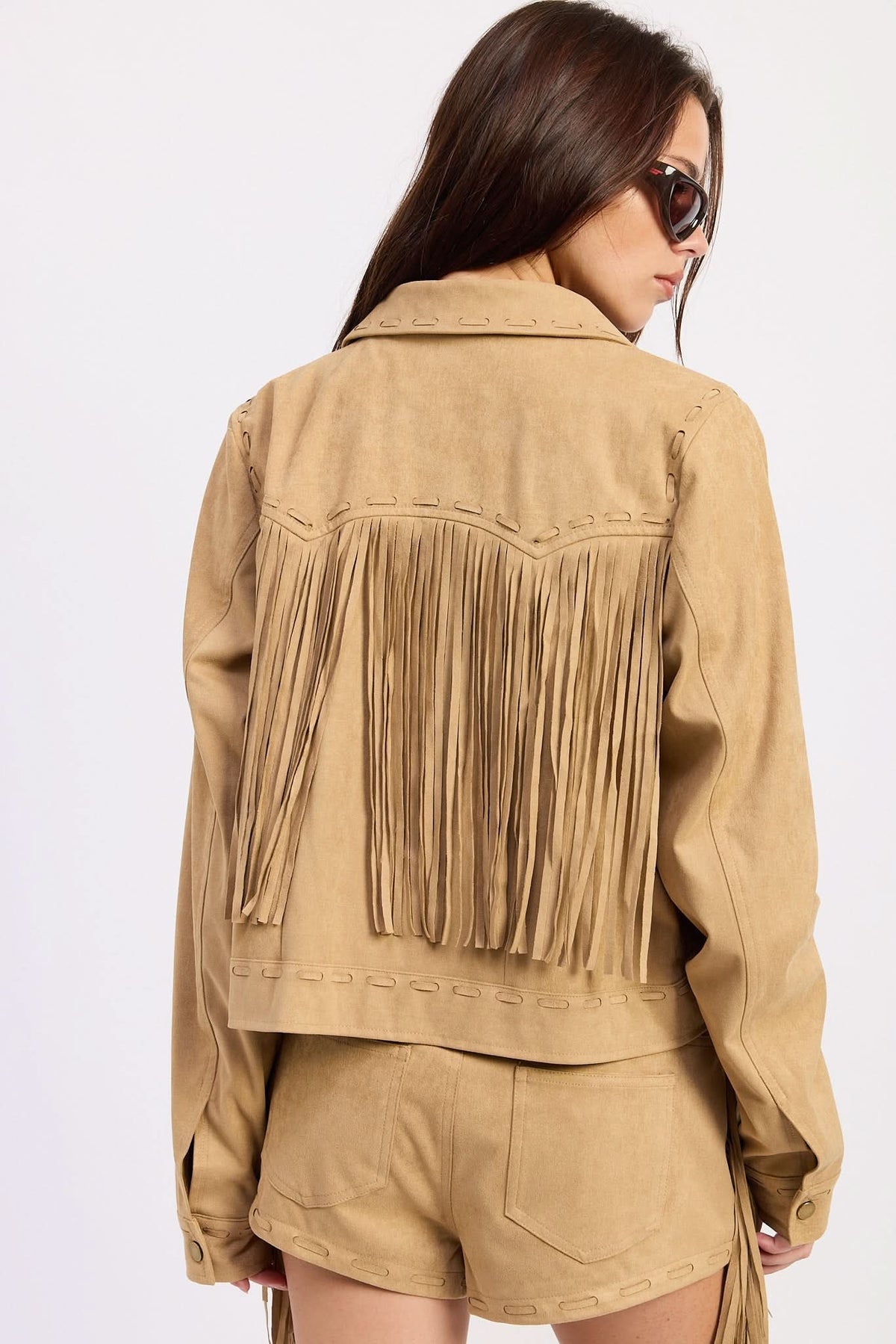 Woman wearing cropped suede-look jacket with collar and long sleeves in Latte.