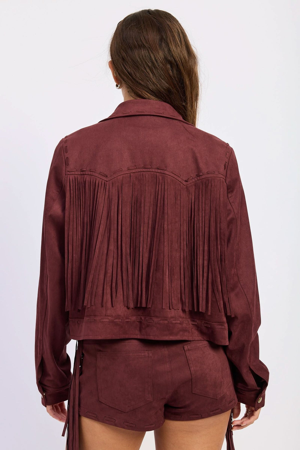 Woman wearing cropped suede-look jacket with collar and long sleeves in Wine.