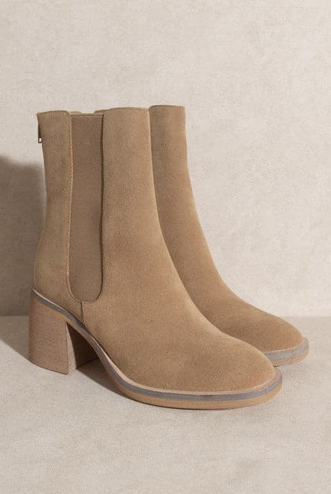 With a nod to Chelsea vintage roots and a perfect fit for the modern woman, the Lily is an effortlessly cool ankle boot. Crafted in rustic neutral tones, it comes with a block heel and elastic panel for easy pull on wear and comfort. Avah Couture