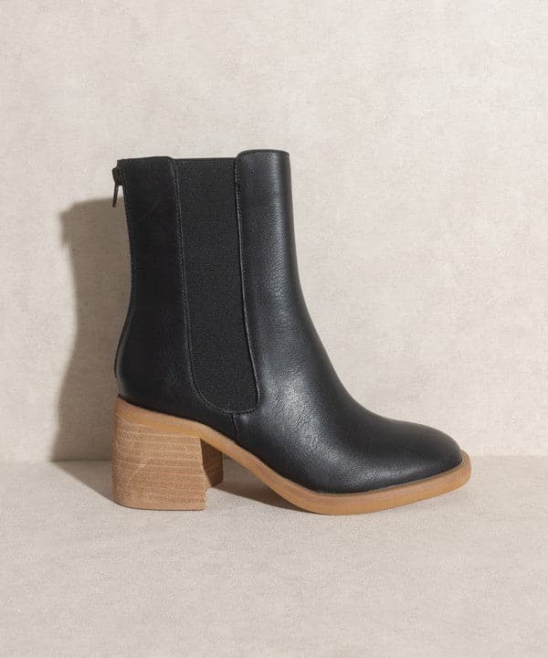 With a nod to Chelsea vintage roots and a perfect fit for the modern woman, the Lily is an effortlessly cool ankle boot. Crafted in rustic neutral tones, it comes with a block heel and elastic panel for easy pull on wear and comfort. Avah Couture