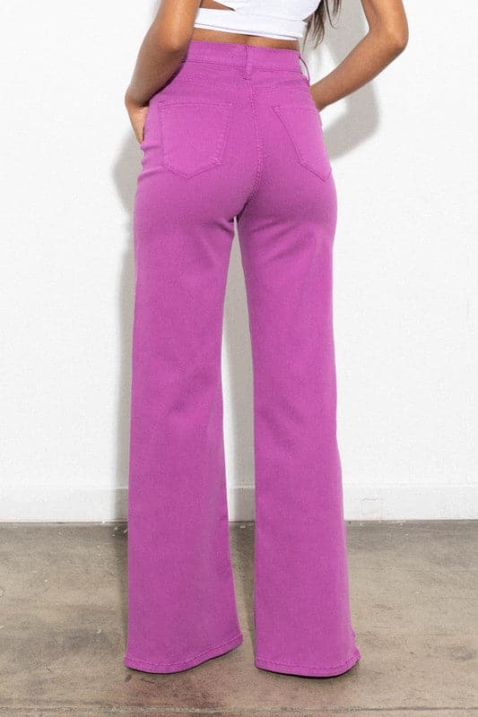 The perfect pants for your trendy life! Soft and easy on the skin, these wide-leg pants with front slit are made of Tencel - a sustainable fabric that’s durable, breathable and comfortable. So you will not only look good, you’ll feel good too. An easy Win Win!