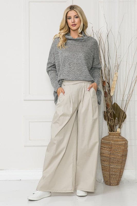 Elevate your everyday look with these wide legged pants, crafted from soft cotton with a slight stretch and flattering front pleats. The elastic waistband at the back and two side pockets complete this chic style.