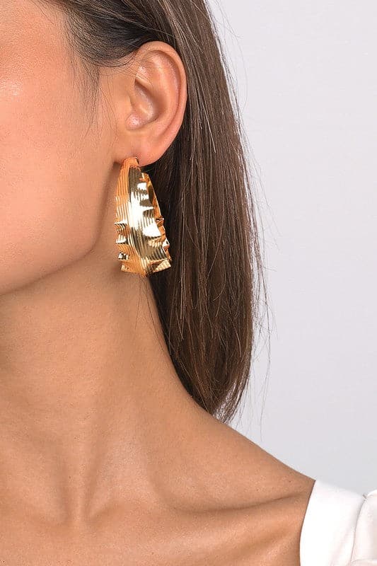 A chunky silhouette with a bold presence, these earrings make a great statement piece. The wavy effect adds to the aesthetics of these oversized hoops, making them the ultimate accessory for any occasion. 